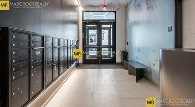 128 Hemenway St, Unit 201 in Boston, MA - Building Photo - Building Photo