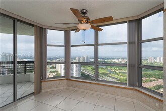 3500 Mystic Pointe Dr in Miami, FL - Building Photo - Building Photo