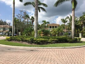 350 Crestwood Cir, Unit 302 in Royal Palm Beach, FL - Building Photo