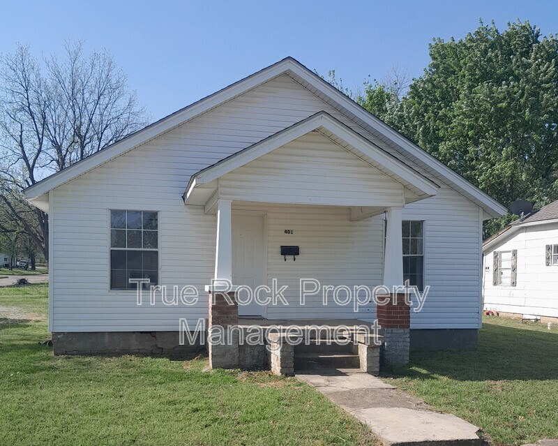 401 W 15th St in Ada, OK - Foto de edificio