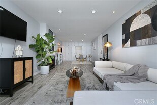1351 N Crescent Heights Blvd in West Hollywood, CA - Building Photo