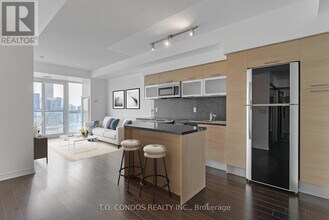 386 Yonge St in Toronto, ON - Building Photo - Building Photo