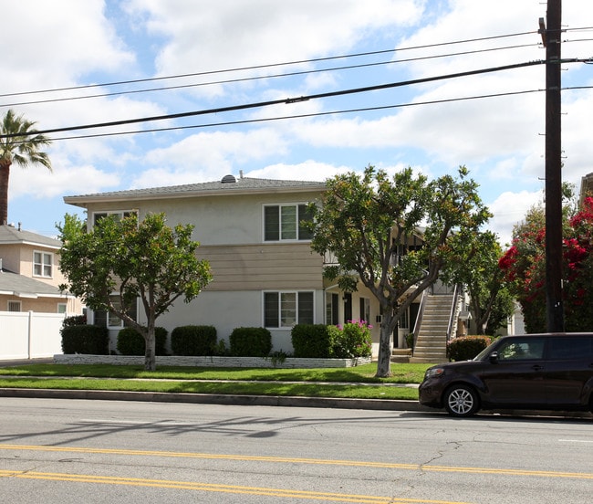 5640 Kester Ave in Van Nuys, CA - Building Photo - Building Photo