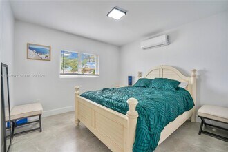 1002 NW 74th St in Miami, FL - Building Photo - Building Photo