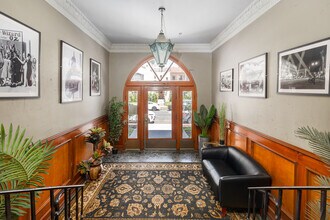 611 S Cloverdale Ave in Los Angeles, CA - Building Photo - Building Photo