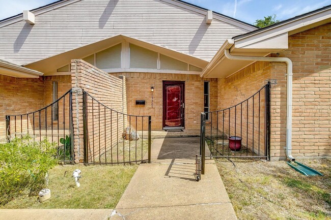 13305 Southview Ln in Dallas, TX - Building Photo - Building Photo