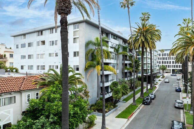 121 S Palm Dr in Beverly Hills, CA - Building Photo - Building Photo