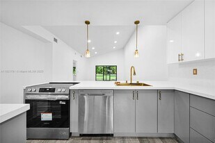 453 Lakeview Dr in Weston, FL - Building Photo