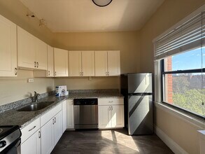 1402 Beacon St in Brookline, MA - Foto de edificio - Building Photo