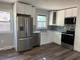 863 S Silver Lake St, Unit Lower unit in Oconomowoc, WI - Building Photo