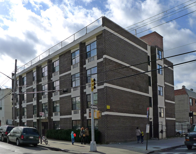 37-06 104th St in Corona, NY - Foto de edificio - Building Photo