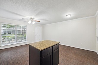 300 Pecore St in Houston, TX - Building Photo - Building Photo