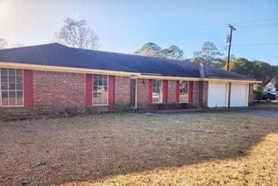 801 Tavern Rd in Savannah, GA - Building Photo