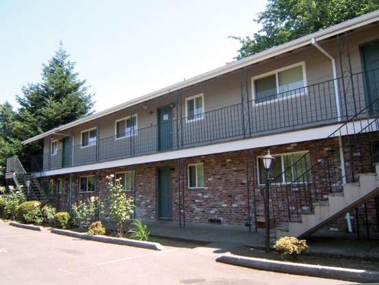 Colonial Villa Apartments in Portland, OR - Building Photo - Building Photo