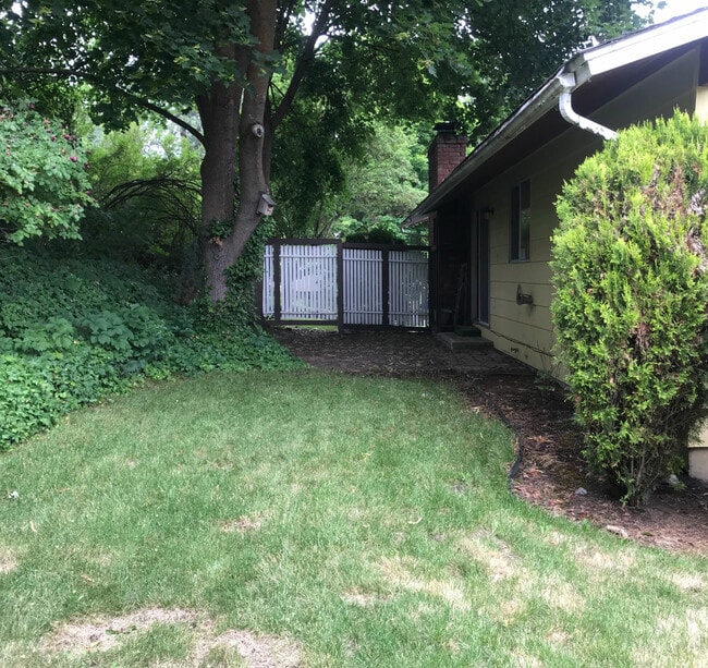 719 West Bowling Road in Spokane, WA - Foto de edificio - Building Photo