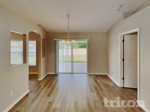 2425 Bishop Rd in Spring Hill, FL - Foto de edificio - Building Photo