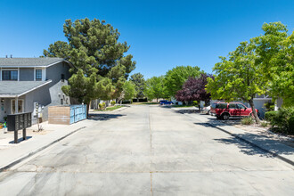 43950 Bobby Jones Dr in Lancaster, CA - Building Photo - Building Photo