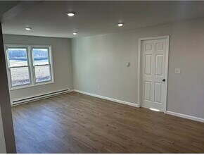 982 S Schodack Rd, Unit 4 in Castleton On Hudson, NY - Foto de edificio - Building Photo