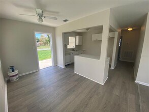10202 N 27th St in Tampa, FL - Building Photo - Building Photo