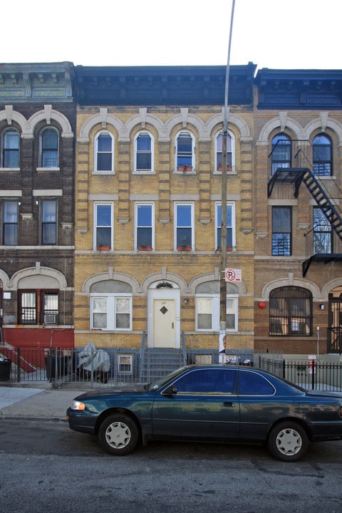 260 Cornelia Street in Brooklyn, NY - Building Photo