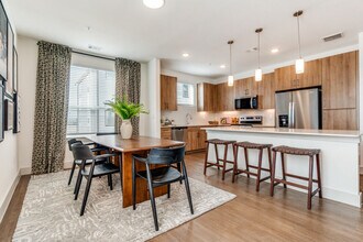 Victoria Row in Dallas, TX - Building Photo - Building Photo