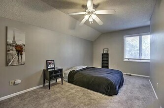 203 Deerfield Ln in Lawrence, KS - Building Photo - Building Photo