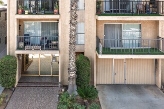 Elm Square Apartments in Long Beach, CA - Building Photo - Building Photo