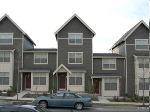 Lauren Heights in Issaquah, WA - Building Photo - Building Photo