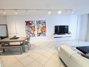 800 West Ave, Unit 938 in Miami Beach, FL - Foto de edificio - Building Photo