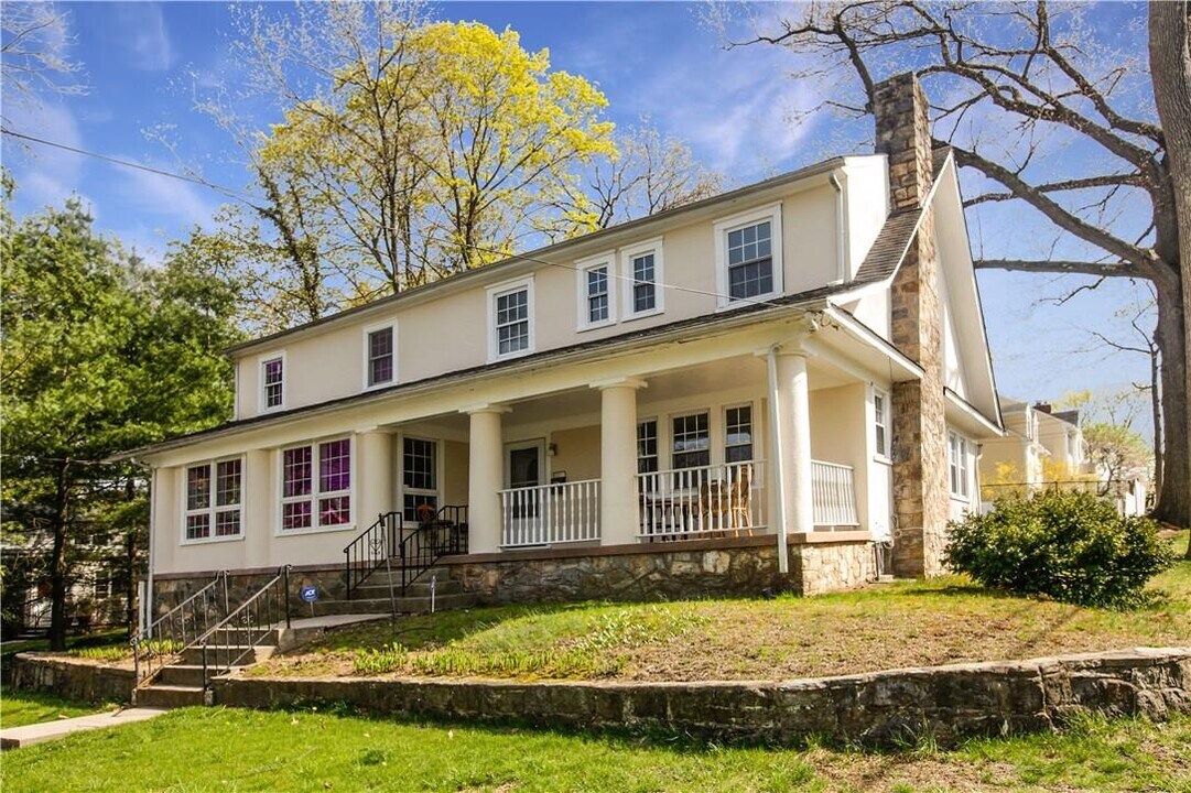 108 Lee Rd in Scarsdale, NY - Building Photo