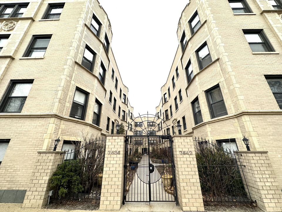 7442 N Hermitage Ave, Unit 2K in Chicago, IL - Foto de edificio