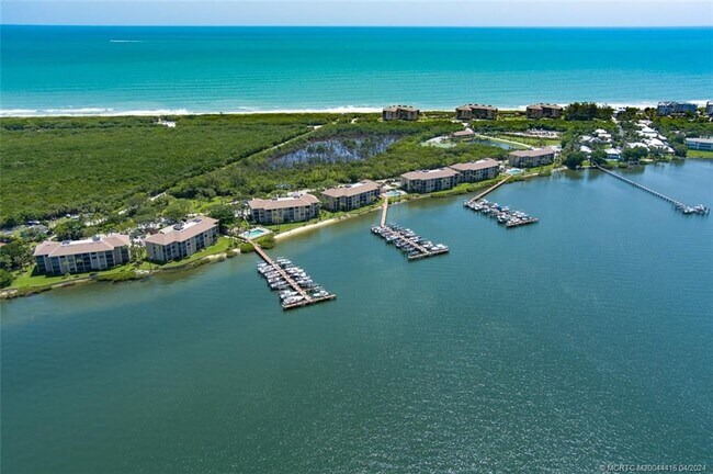 4540 NE Sandpebble Trce in Stuart, FL - Foto de edificio - Building Photo