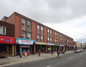 2680-2696 Danforth Ave in Toronto, ON - Building Photo - Building Photo