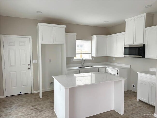 1312 W Sucre Dr, Unit 4 in Edinburg, TX - Foto de edificio - Building Photo