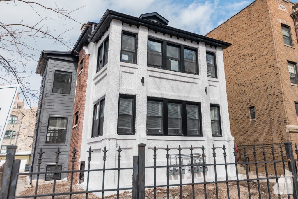 1226 W Sherwin Ave in Chicago, IL - Building Photo