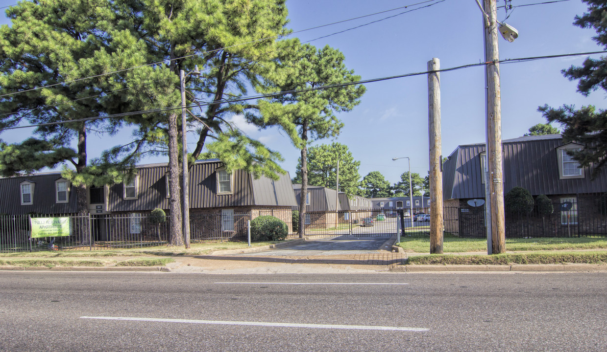 2046 Winchester Rd in Memphis, TN - Building Photo