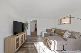 3910 E Gatewood Ln in Silverton, OH - Foto de edificio - Building Photo