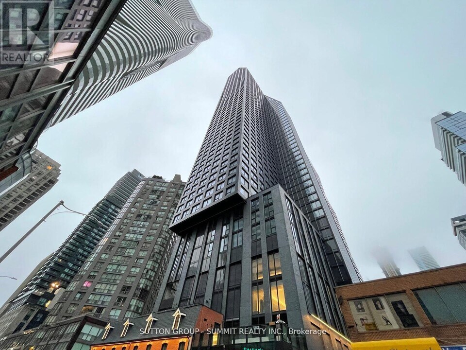 8-908 Wellesley St W in Toronto, ON - Building Photo