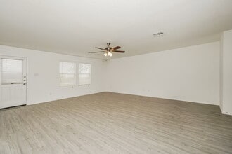 10106 Gap Crk in San Antonio, TX - Foto de edificio - Building Photo