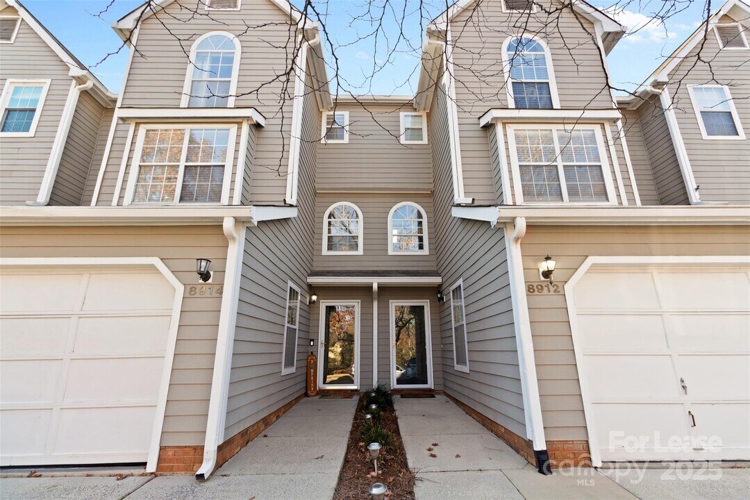8914 St Pierre Ln in Charlotte, NC - Building Photo