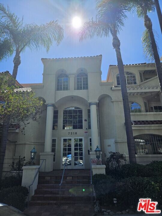 7218 Hillside Ave in Los Angeles, CA - Building Photo