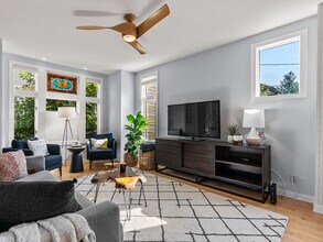 1929 W Henderson St in Chicago, IL - Building Photo - Building Photo