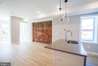129 S 49th St in Philadelphia, PA - Foto de edificio - Building Photo