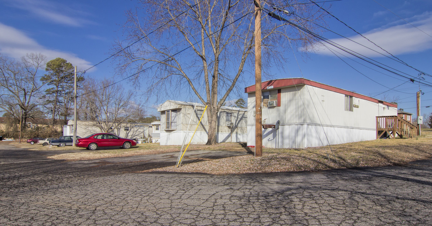 1519 Airport Rhodhiss Rd in Hickory, NC - Foto de edificio