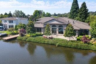 1328 85th Ave NE in Clyde Hill, WA - Building Photo - Building Photo