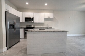 3303 SW 8th Pl in Cape Coral, FL - Foto de edificio - Building Photo