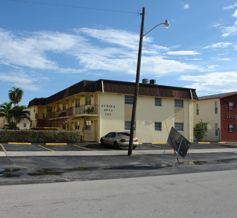 701 NE 8th St in Hallandale Beach, FL - Foto de edificio