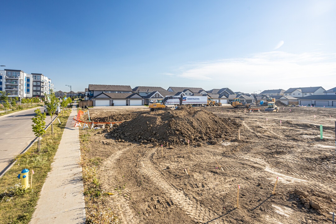 Desrochers Villages in Edmonton, AB - Building Photo