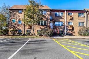 18 College Dr in Edison, NJ - Building Photo