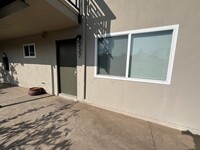 227 Atlanta Ave in Huntington Beach, CA - Foto de edificio - Building Photo